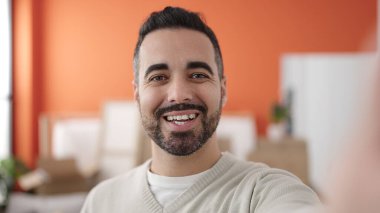 Genç İspanyol bir adam yeni evinde görüntülü arama yapıyor.