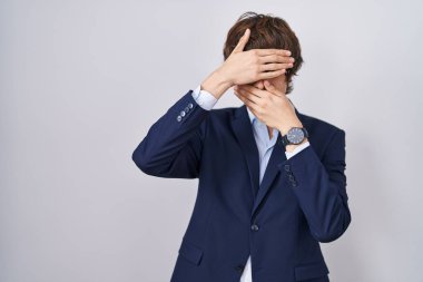 İspanyol iş adamı gözlüklü genç adam gözlerini ve ağzını elleriyle kapatıyor, şaşırmış ve şok olmuş. duygu gizleme 