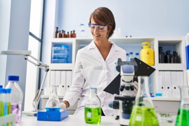 Genç ve güzel İspanyol bilim kadını. Laboratuvarda kendine güvenen bir bilim adamı.