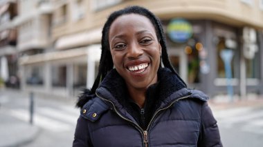 Sokakta kendine güvenen Afrikalı Amerikalı kadın gülümsüyor