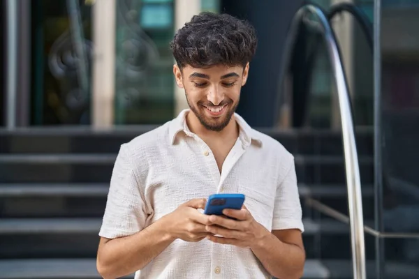 Genç Arap Adam Sokakta Akıllı Telefon Kullanarak Kendinden Emin Gülümsüyor — Stok fotoğraf