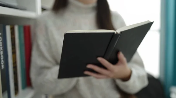 Молодая Китайская Студентка Читает Книги Обучаясь Библиотечном Университете — стоковое фото