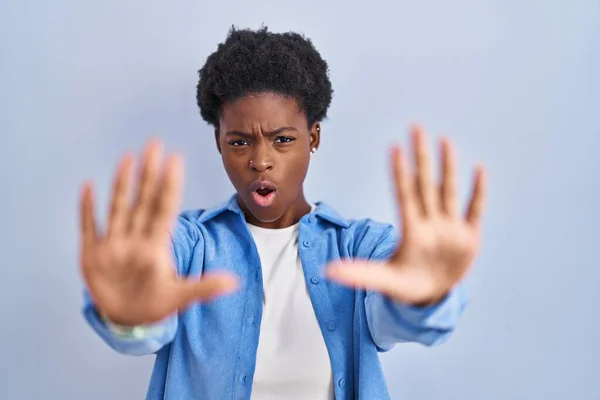 Mujer Afroamericana Pie Sobre Fondo Azul Haciendo Stop Gesture Con —  Fotos de Stock