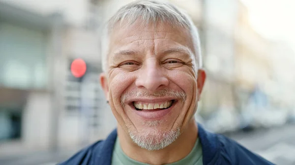 Сіроволоса Людина Середнього Віку Посміхається Впевнено Стоїть Вулиці — стокове фото
