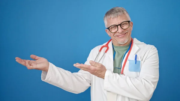 Edad Media Gris Hombre Médico Sonriendo Confiado Presentando Sobre Aislado — Foto de Stock