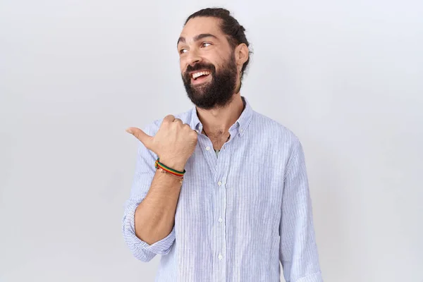 Homem Hispânico Com Barba Vestindo Camisa Casual Sorrindo Com Rosto — Fotografia de Stock