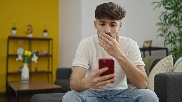 Hombre Árabe Joven Usando Teléfono Inteligente Con Expresión Preocupada Casa — Foto de Stock