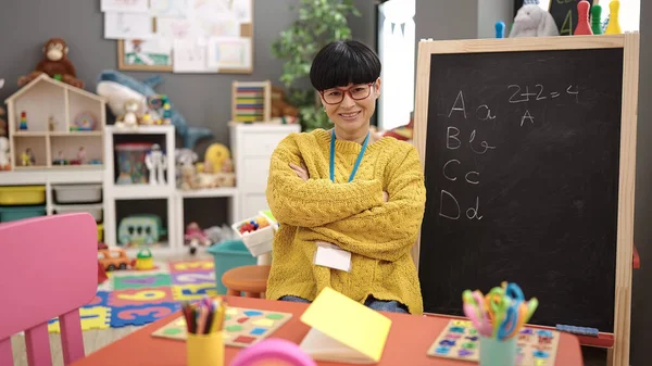 Young Chinese Woman Preschool Teacher Smiling Confident Sitting Arms Crossed — Photo