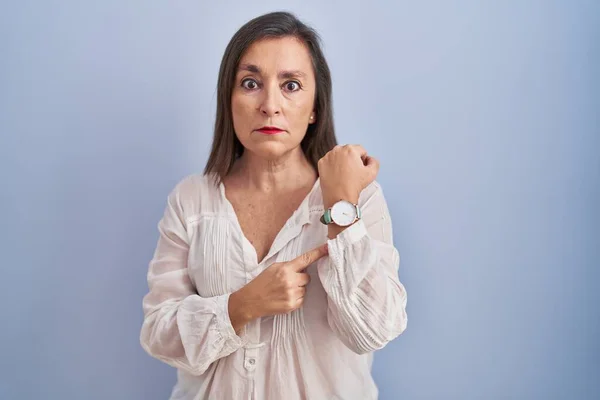 Middle Age Hispanic Woman Standing Blue Background Hurry Pointing Watch — Stock Photo, Image
