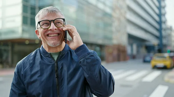 Středního Věku Šedovlasý Muž Usmívá Sebevědomě Mluvit Smartphone Ulici — Stock fotografie