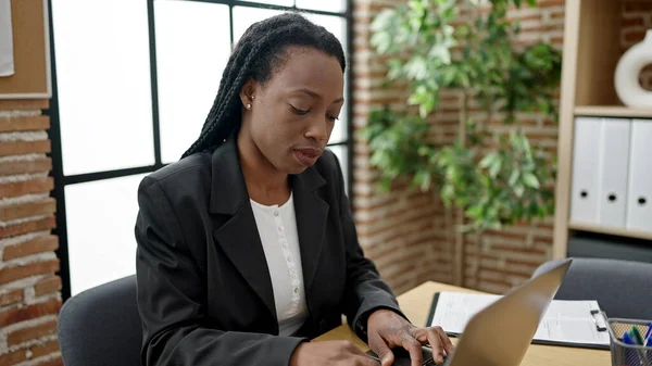 Femme Afro Américaine Travailleur Affaires Utilisant Ordinateur Portable Travaillant Bureau — Photo