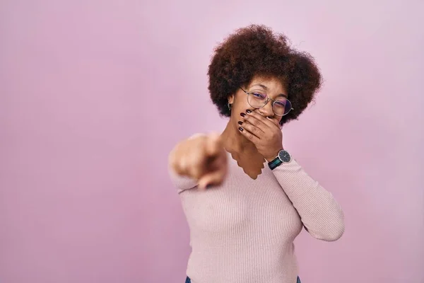 Ung Afrikansk Amerikansk Kvinna Står Över Rosa Bakgrund Skrattar Dig — Stockfoto