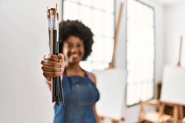 Ung Afrikansk Amerikansk Kvinna Ler Säker Hålla Pensel Konst Studio — Stockfoto
