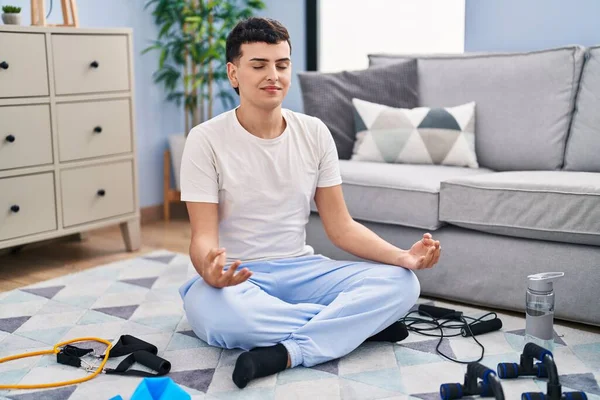 Mladý Nebinární Muž Dělá Jógu Cvičení Sedí Podlaze Doma — Stock fotografie