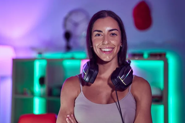 Jong Mooi Latino Vrouw Streamer Glimlachen Zelfverzekerd Staan Bij Gaming — Stockfoto