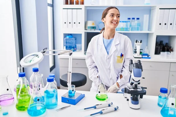 여자가 과학자 실험실에서 얼굴에 미소를 머금고 바라보고 있습니다 표현이죠 자신감 — 스톡 사진