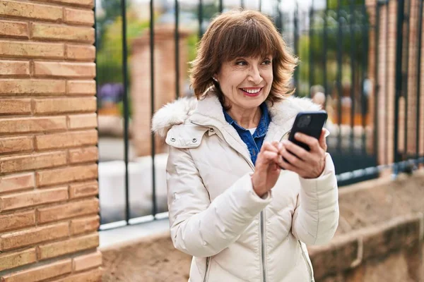 Mulher Meia Idade Sorrindo Confiante Usando Smartphone Rua — Fotografia de Stock
