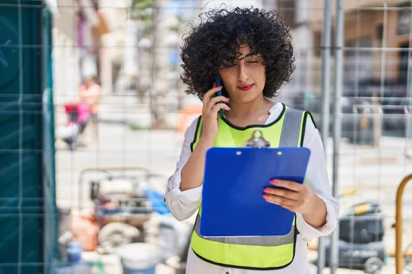 Young Middle East Woman Architect Talking Smartphone Reading Document Street — Stockfoto