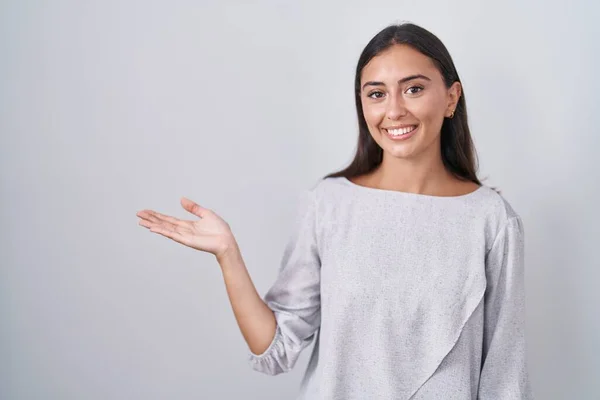 Young Hispanic Woman Standing White Background Smiling Cheerful Presenting Pointing — Photo
