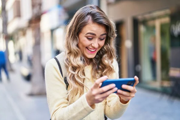Young Woman Tourist Smiling Confident Watching Video Smartphone Street — Stock Photo, Image