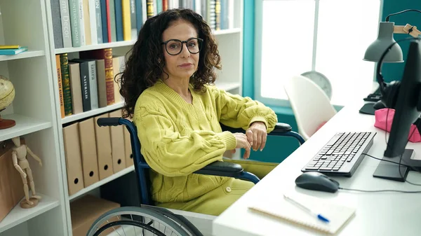 Middle Age Hispanic Woman Teacher Using Computer Sitting Wheelchair Library — 图库照片