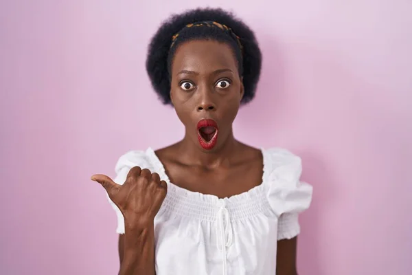African Woman Curly Hair Standing Pink Background Surprised Pointing Hand — Stock Photo, Image