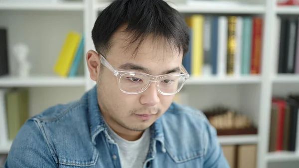 Junger Chinesischer Student Sitzt Auf Tisch Mit Entspanntem Gesichtsausdruck Der — Stockfoto