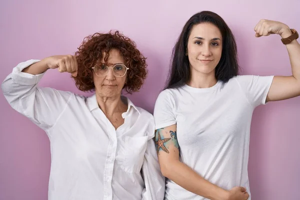 Latijns Amerikaanse Moeder Dochter Dragen Casual Wit Shirt Roze Achtergrond — Stockfoto