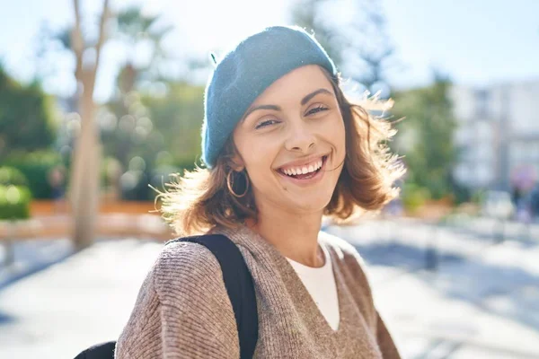 Jovem Caucasiana Mulher Turista Sorrindo Confiante Andando Rua — Fotografia de Stock