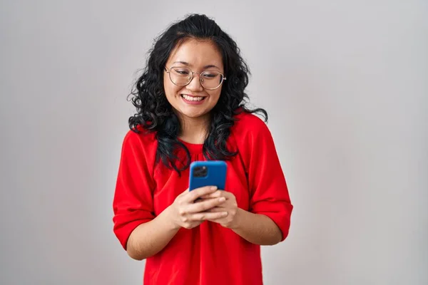 Giovane Donna Asiatica Utilizzando Smartphone Digitando Messaggio Celebrando Pazzo Stupito — Foto Stock