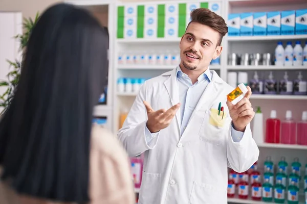 Homem Mulher Farmacêutico Segurando Pílulas Garrafa Falando Com Cliente Farmácia — Fotografia de Stock