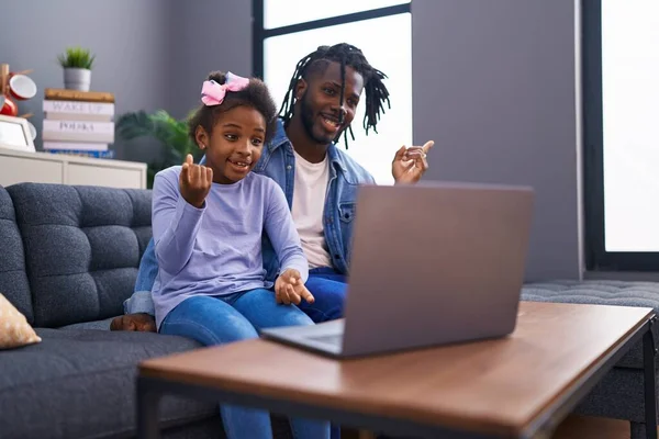 Afryki Ojciec Córka Robi Wideo Rozmowy Laptopie Domu Uśmiechnięty Szczęśliwy — Zdjęcie stockowe