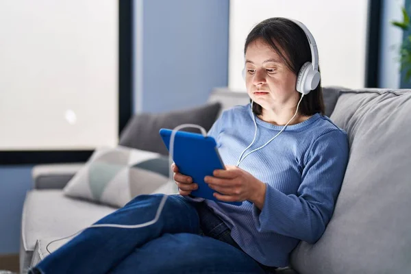 Jonge Vrouw Met Syndroom Luisteren Naar Muziek Zitten Bank Thuis — Stockfoto
