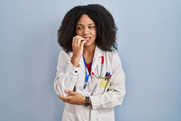 Junge Afrikanisch Amerikanische Frau Arztuniform Und Stethoskop Sieht Gestresst Und — Stockfoto