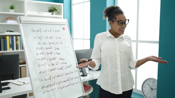 Afrikansk Amerikansk Kvinnolärare Förklarar Matematik Lektion Klassrummet — Stockfoto