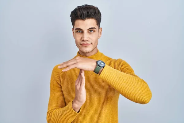 Young Hispanic Man Standing Blue Background Doing Time Out Gesture — Foto de Stock
