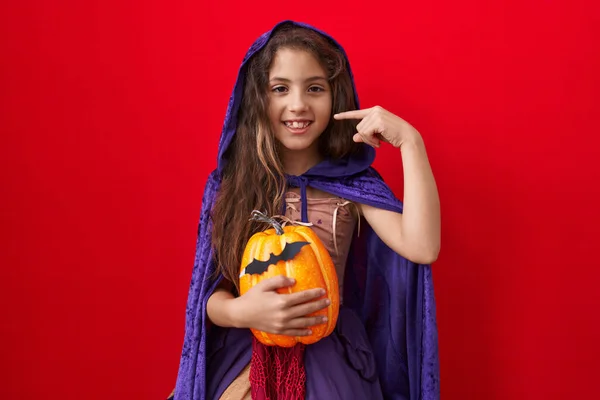 Malá Hispánka Kostýmu Čarodějnice Halloween Ukazující Prstem Sebe Usměvavé Šťastné — Stock fotografie
