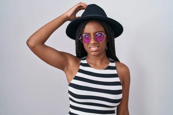 Jóvenes Afroamericanos Con Trenzas Con Sombrero Gafas Sol Confunden Preguntan —  Fotos de Stock
