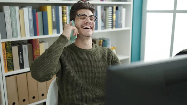 Young Hispanic Man Student Talking Smartphone Using Computer Library University — Foto Stock