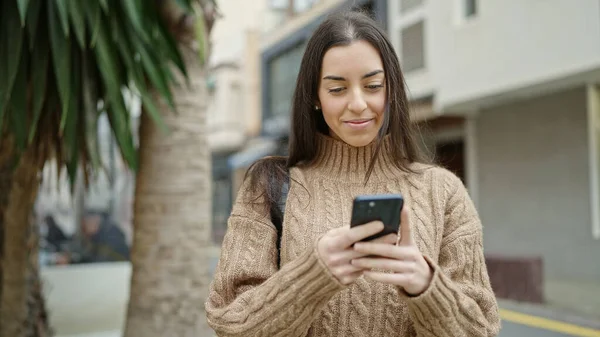 Mujer Hispana Hermosa Joven Usando Teléfono Inteligente Sonriendo Calle —  Fotos de Stock