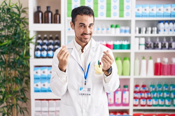 Homem Hispânico Bonito Trabalhando Farmácia Farmácia Fazendo Gesto Dinheiro Com — Fotografia de Stock
