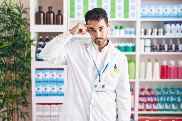 Hombre Hispano Guapo Que Trabaja Farmacia Apuntando Descontento Espinilla Frente — Foto de Stock