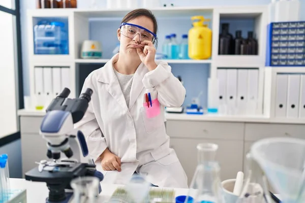Menina Hispânica Com Síndrome Trabalhando Laboratório Cientista Boca Lábios Fechados — Fotografia de Stock
