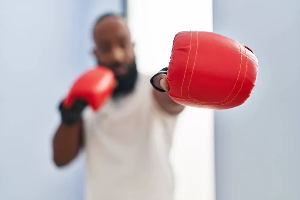 Junger Afrikanisch Amerikanischer Mann Mit Ernster Miene Boxt Sportzentrum — Stockfoto