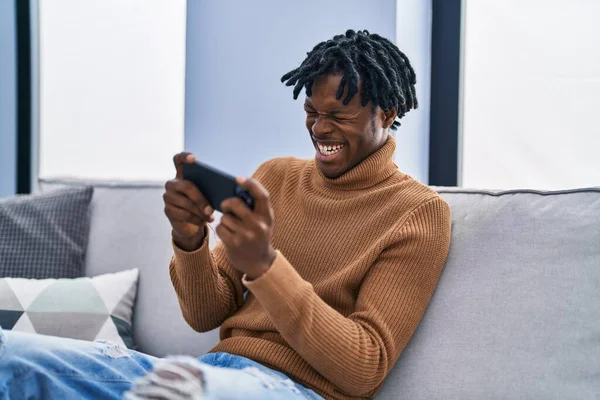 Africký Američan Hraje Videohry Sedí Pohovce Doma — Stock fotografie