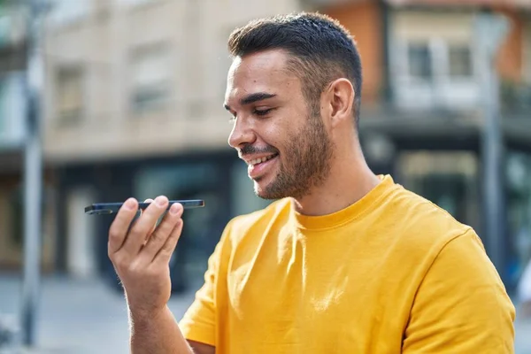 Mladý Hispánec Usmívá Sebevědomě Mluví Smartphonu Ulici — Stock fotografie