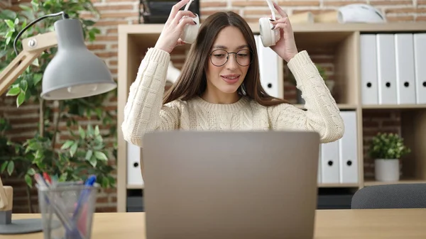 Young Beautiful Hispanic Woman Business Worker Using Laptop Headphones Working — Stockfoto