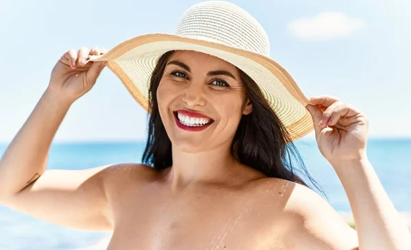 年轻美丽的惊慌失措的女人带着自信的笑容 戴着夏帽在海滨游览 — 图库照片