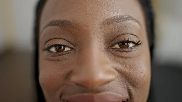 Africano Americano Mulher Sorrindo Confiante Casa — Fotografia de Stock