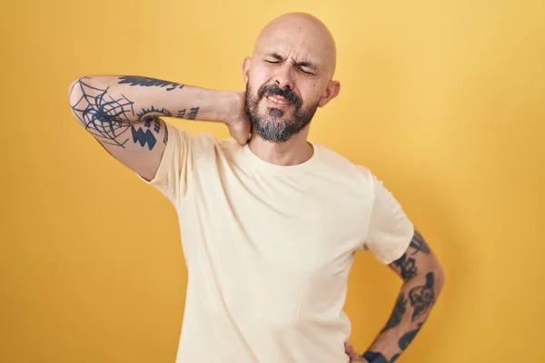 Homem Hispânico Com Tatuagens Sobre Fundo Amarelo Sofrendo Lesão Pescoço — Fotografia de Stock
